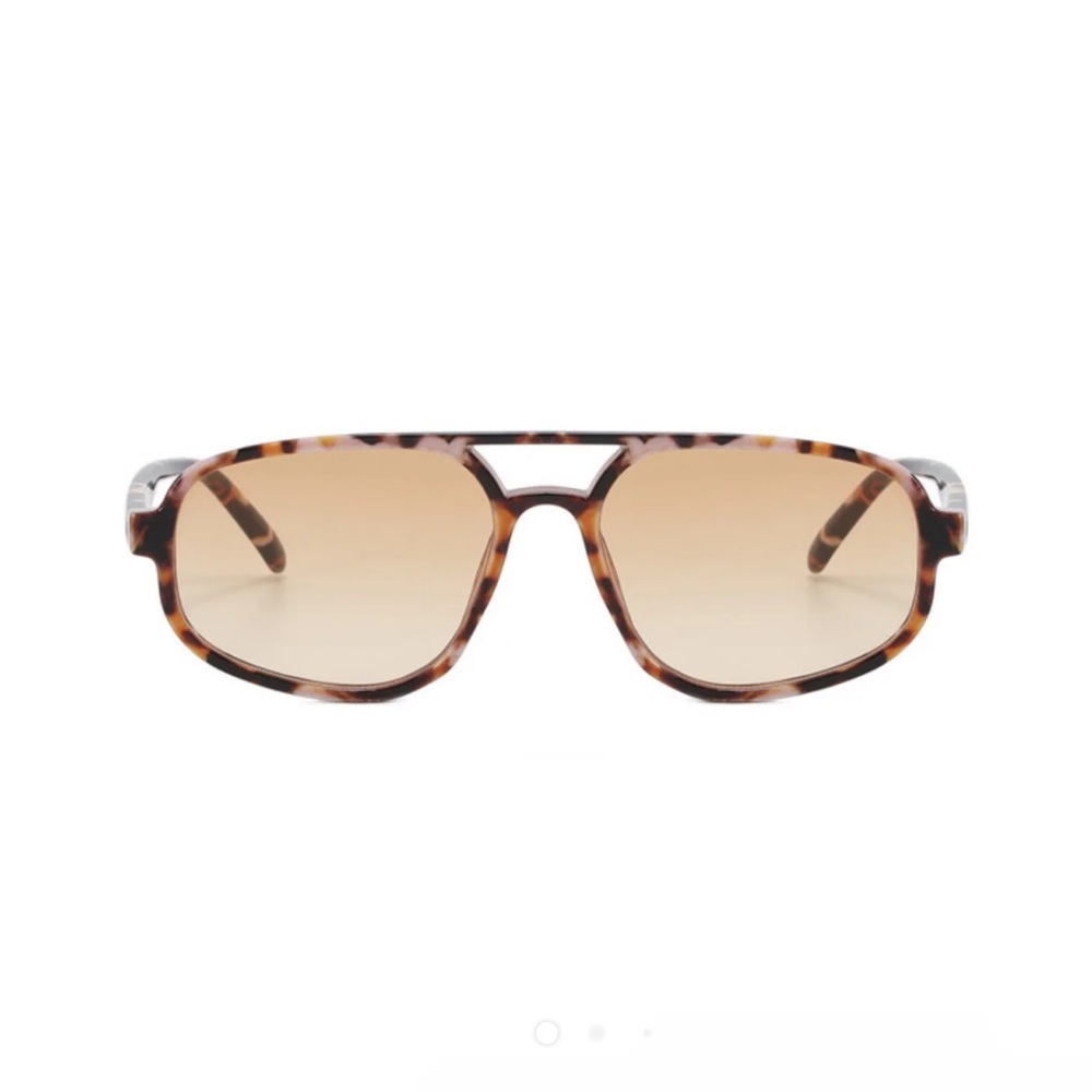 Beyond Strangers The Freya sunglasses in Marble Tort